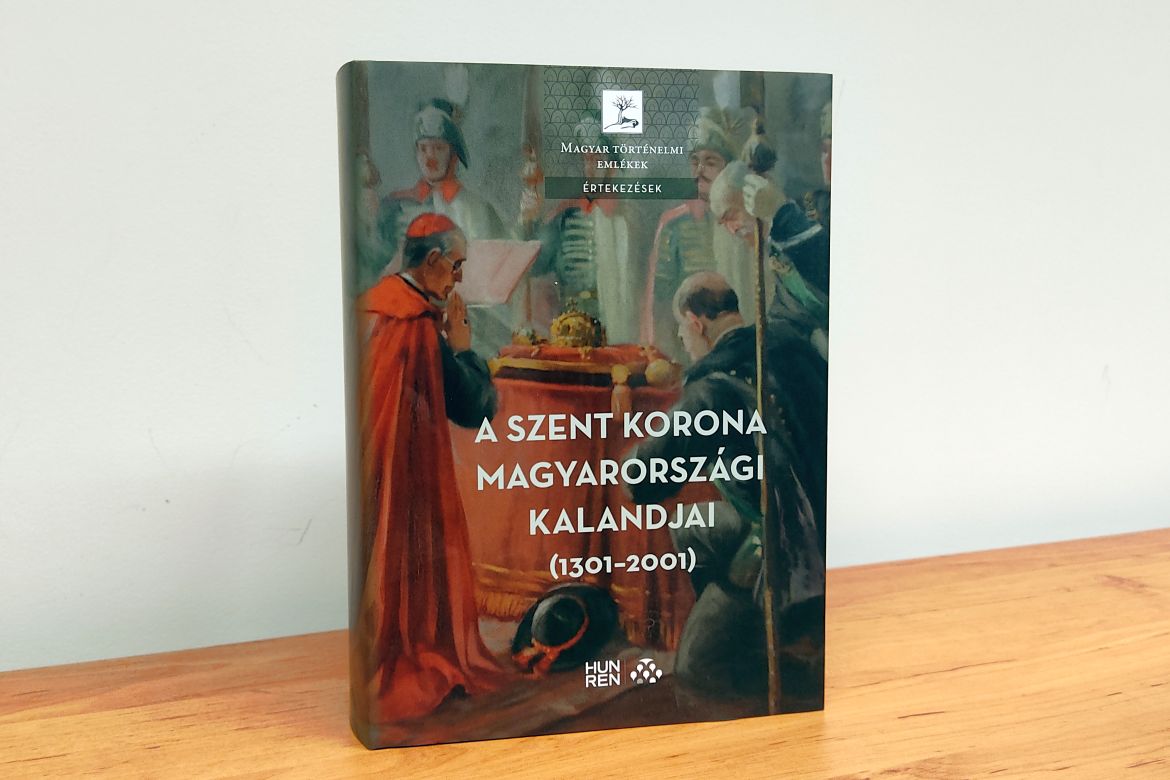A Szent Korona magyarországi kalandjai (1301–2001) – Utánnyomás három hónap után