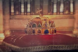 Öt perc videó a Szent Korona akadémiai kutatásáról az MTA honlapján