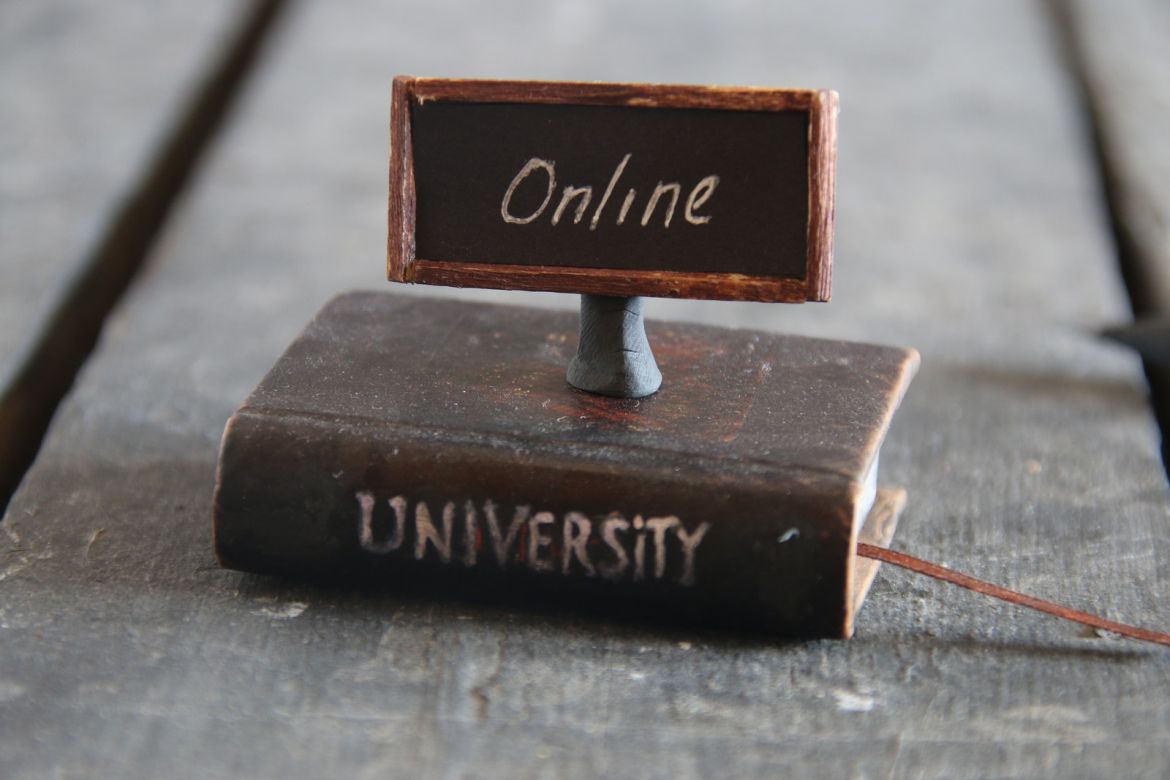 „Az online kihívásra mindenki megtalálta a maga válaszát” – intézetünk munkatársai a felsőoktatásban a rendkívüli félév során